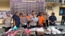 Polresta Jayapura Kota melakukan Konferensi Pers terkait penangkapan seorang WNA Papua New Guinea yang hendak melakukan transaksi ganja. (Foto: Istimewa/Humas Polda Papua)