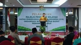 Rektor Institut Pertanian Bogor (IPB) Prof Dr Arif Satria sekaligus Ketua Ikatan Cendekiawan Muslim Indonesia (ICMI) menyampaikan sejumlah pesan usai melantik Majelis Pengurus Wilayah ICMI Papua Barat, Jumat (17/5/2024) malam. (Foto: Galeri Papua/Rachmat Julaini)