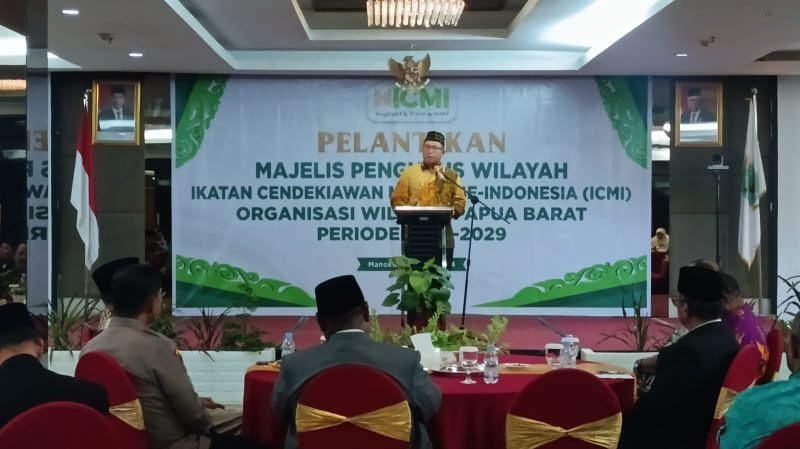 Rektor Institut Pertanian Bogor (IPB) Prof Dr Arif Satria sekaligus Ketua Ikatan Cendekiawan Muslim Indonesia (ICMI) menyampaikan sejumlah pesan usai melantik Majelis Pengurus Wilayah ICMI Papua Barat, Jumat (17/5/2024) malam. (Foto: Galeri Papua/Rachmat Julaini)