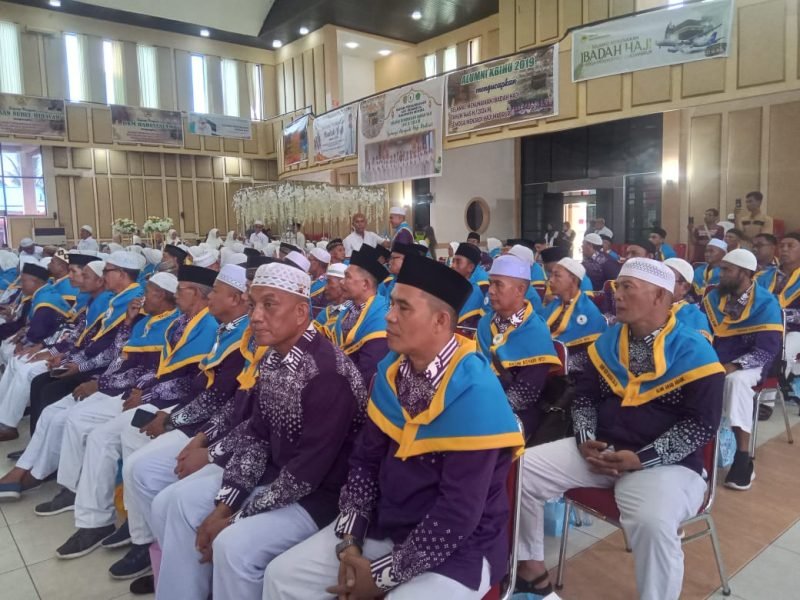 Jemaah haji dari Kabupaten Mimika yang akan diberangkatkan menuju Mekah, Arab Saudi. (Foto: Galeri Papua/Jefri Manehat)
