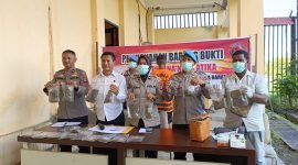 Kepolisian menunjukkan barang bukti berupa narkotika jenis ganja yang akan dimusnahkan di Gedung Tahti, Polda Papua Barat, Senin (20/5/2024). Barang bukti sebentar lebih dari 920 gram itu didapat dari pelaku berinisial CK. (Foto: Galeri Papua/Rachmat Julaini)