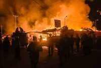 Tampak kobaran api melahap sejumlah bangunan di Kampung Kopo, Distrik Paniai Timur, Kabupaten Paniai, Papua Tengah, Rabu (22/5/2024) dini hari. (Foto: Istimewa/FB: Qyaudian Silalahi)