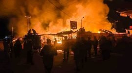 Tampak kobaran api melahap sejumlah bangunan di Kampung Kopo, Distrik Paniai Timur, Kabupaten Paniai, Papua Tengah, Rabu (22/5/2024) dini hari. (Foto: Istimewa/FB: Qyaudian Silalahi)