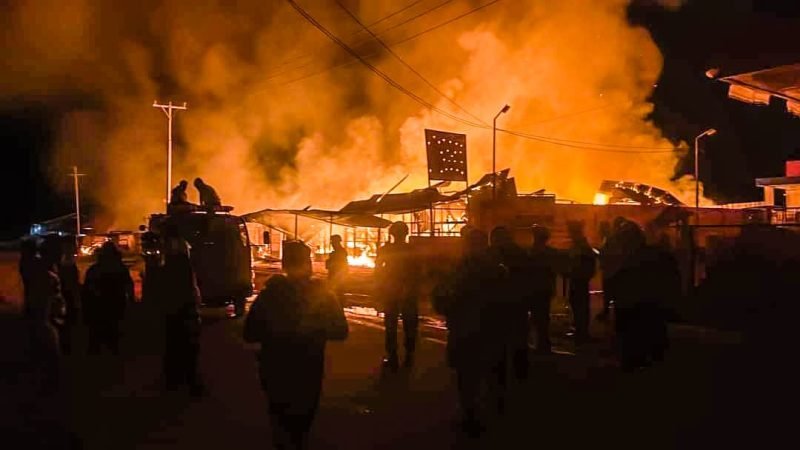 Tampak kobaran api melahap sejumlah bangunan di Kampung Kopo, Distrik Paniai Timur, Kabupaten Paniai, Papua Tengah, Rabu (22/5/2024) dini hari. (Foto: Istimewa/FB: Qyaudian Silalahi)