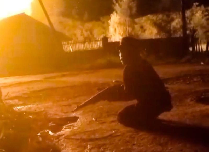 TPNPB Kodap VIII Intan Jaya saat menyerang dan membakar sejumlah bangunan di Distrik Paniai Timur, Kabupaten Paniai, Papua Tengah, Rabu (22/5/2024). (Foto: Istimewa/TPNPB-OPM)