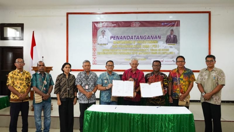 Foto bersama penandatanganan MoU dan perjanjian kerja sama antara Pemkab Mappi dan PT Trigana Air Service terkait pemberian subsidi tiket penerbangan Kepi - Merauke khusus OAP. (Foto: Istimewa/Humas Pemkab Mappi)