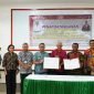 Foto bersama penandatanganan MoU dan perjanjian kerja sama antara Pemkab Mappi dan PT Trigana Air Service terkait pemberian subsidi tiket penerbangan Kepi - Merauke khusus OAP. (Foto: Istimewa/Humas Pemkab Mappi)