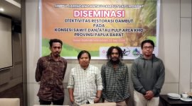 Foto bersama anggota Simpul Jaringan Pemantau Gambut Papua Barat usai melaksanakan diseminasi hasil pemantauan restorasi lahan gambut (Foto: Galeri Papua/Rachmat Julaini)