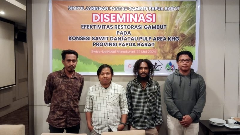 Foto bersama anggota Simpul Jaringan Pemantau Gambut Papua Barat usai melaksanakan diseminasi hasil pemantauan restorasi lahan gambut (Foto: Galeri Papua/Rachmat Julaini)