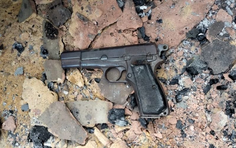 Senpi jenis FN diduga milik KKB ditemukan warga di lokasi pembakaran kios di Kampung Madi, Distrik Paniai Timur, Kabupaten Paniai, pada Kamis (23/5/2024). (Foto: Istimewa/Humas Polda Papua) 