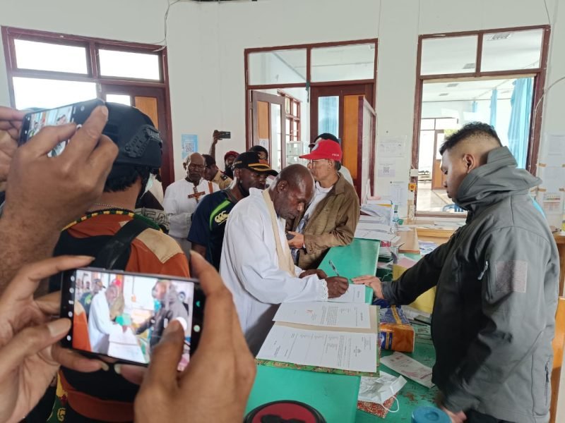 Prosesi penyerahan jenazah Desman Kogoya, anggota KKB yang sebelumnya disebut bernama Basoka Lewiya alias Detius Kogoya alias Masyarakat Kogoya. (Foto: Istimewa/Humas Polda Papua)