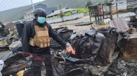 Olah TKP kasus pembakaran gedung sekolah dan kios yang dilakukan KKB pimpinan Undinus Kogoya, di Kepas Kopo, Kabupaten Paniai, Papua Tengah, Jumat (24/05/2024). (Foto: Istimewa/Humas Polda Papua)