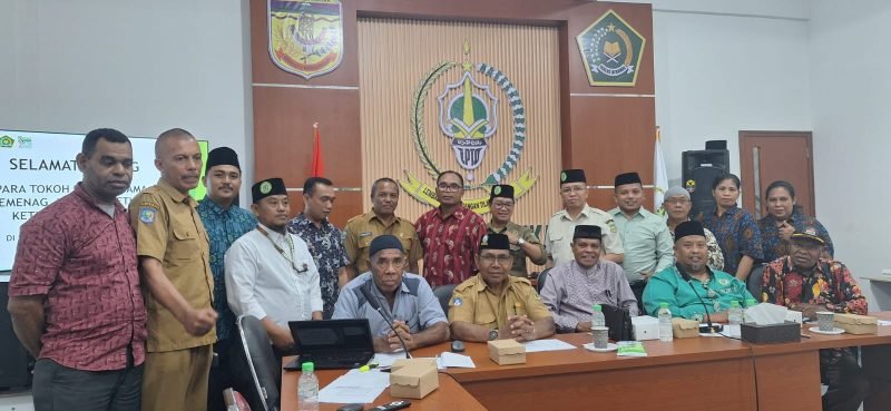 Foto bersama usai rapat panitia MTQ ke-30 se-Tanah Papua bersama tokoh lintas agama di Sekretariat di Jalan Hasanuddin, Timika, Senin (27/5/2024). (Foto: Istimewa