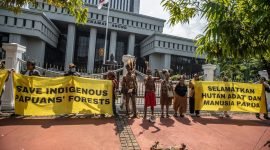 Perwakilan Masyarakat Adat Awyu dan Moi asal mendatangi Mahkamah Agung menuntut pencabutan izin dua perusahaan kelapa sawit di Boven Digoel dan Sorong yang mengancam hutan adat, Senin (27/5/2024). (Foto: Istimewa/ Greenpeace ©Jurnasyanto Sukarno)