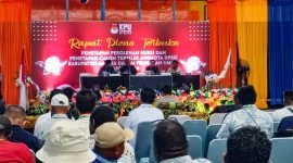 Rapat pleno terbuka penetapan perolehan kursi dan penetapan calon terpilih anggota DPRD Kabupaten Mimika dalam pemilihan umum Kabupaten Mimika yang digelar di GOR Futsal, Jalan SP2-SP5, Timika, Selasa (28/5/2024) sore. (Foto: Galeri Papua/Endy Langobelen)