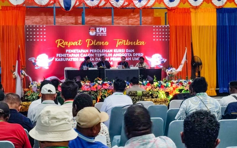 Rapat pleno terbuka penetapan perolehan kursi dan penetapan calon terpilih anggota DPRD Kabupaten Mimika dalam pemilihan umum Kabupaten Mimika yang digelar di GOR Futsal, Jalan SP2-SP5, Timika, Selasa (28/5/2024) sore. (Foto: Galeri Papua/Endy Langobelen)