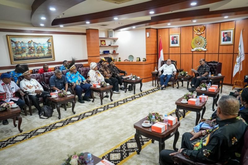Asosiasi MRP se-Tanah Papua menemui Ketua DPD RI, AA LaNyalla Mahmud Mattalitti, dan Wakil Ketua I DPD RI, Nono Sampono, di Ruang Delegasi DPD RI, Komplek Parlemen Senayan, Jakarta, Senin (27/5/2024). (Foto: Istimewa)