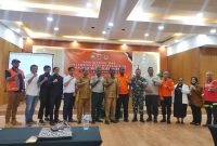 Foto bersama Pemerintah Kabupaten Mimika dan lintas sektor di Mimika pada Internalisasi penyusunan kajian risiko bencana. (Foto: Galeri Papua/Jefri Manehat)