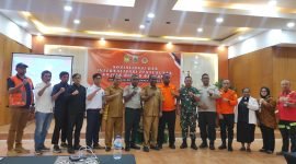 Foto bersama Pemerintah Kabupaten Mimika dan lintas sektor di Mimika pada Internalisasi penyusunan kajian risiko bencana. (Foto: Galeri Papua/Jefri Manehat)