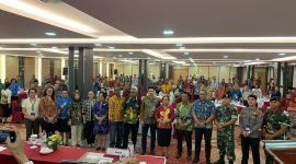 Foto bersama peserta dan narasumber pada pembukaan Sosialisasi Keprotokolan. (Moh. Wahyu Welerubun/galeripapua.com)