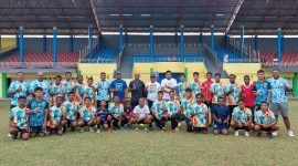 Foto bersama siswa PPLPD bersama jajaran pelatih dan Boaz Solossa di stadion Wania Imipi, Kabupaten Mimika, Papua Tengah. (Foto: Istimewa)