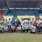 Foto bersama siswa PPLPD bersama jajaran pelatih dan Boaz Solossa di stadion Wania Imipi, Kabupaten Mimika, Papua Tengah. (Foto: Istimewa)