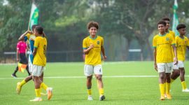 Valentino Wagiu saat mengikuti latihan bersama teman-temannya di Papua Football Academy. (Foto: Istimewa/Corporate Communication PTFI)