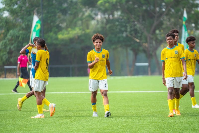 Valentino Wagiu saat mengikuti latihan bersama teman-temannya di Papua Football Academy. (Foto: Istimewa/Corporate Communication PTFI)