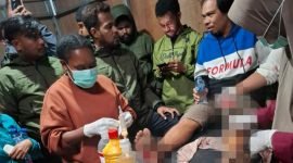 Sudirman, warga sipil ditembak OTK, dilarikan ke Puskesmas. (Foto: Istimewa)