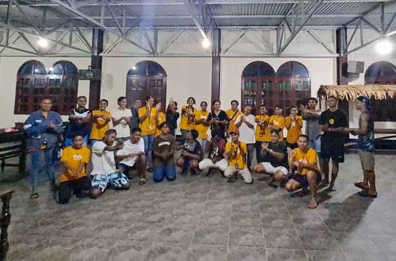 Tim Kurator TIFA 2024 bersama koordinator dan para peserta dari salah satu sanggar. (Foto: Istimewa/Panitia TIFA 2024)