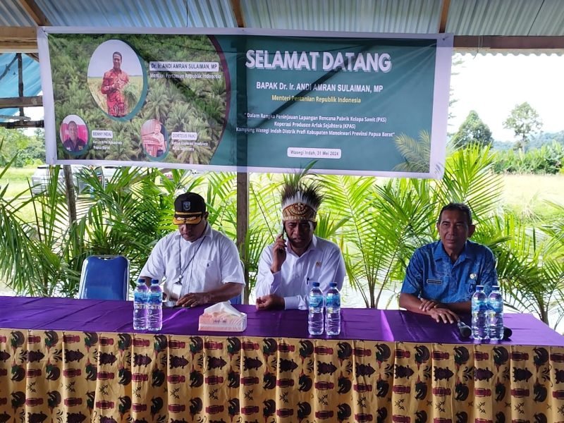 Menteri Pertanian RI, Andi Amran Sulaiman (tengah) saat akan memimpin jalannya diskusi bersama sejumlah pihak saat meninjau lahan replanting sawit di Kampung Wasegi Indah, Distrik Prafi, Kabupaten Manokwari, Jumat (31/5/2024) siang. Bersama Amran Sulaiman, hadir Pj Sekda Papua Barat, Yacob Fonataba (kiri) dan Kepala Dinas Ketahanan Pangan dan Pertanian Kabupaten Manokwari, Kukuh Saptoyudo (kanan). (Foto: Istimewa)