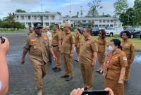 Plt. Bupati Mimika, Johannes Rettob saat memeriksa pasukan pada apel pagi di pelataran Kantor Pusat Pemerintahan Kabupaten Mimika, Senin (3/6/2024). (Foto: Galeri Papua/Moh. Wahyu Welerubun)