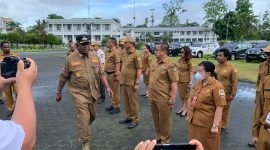 Plt. Bupati Mimika, Johannes Rettob saat memeriksa pasukan pada apel pagi di pelataran Kantor Pusat Pemerintahan Kabupaten Mimika, Senin (3/6/2024). (Foto: Galeri Papua/Moh. Wahyu Welerubun)