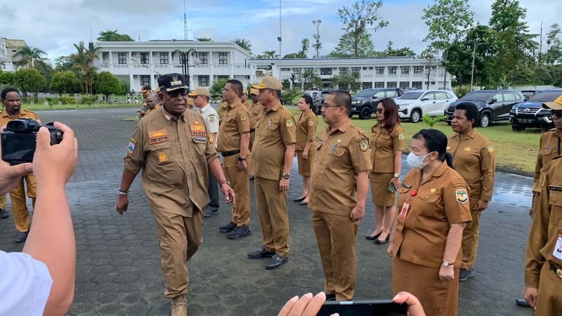 Plt. Bupati Mimika, Johannes Rettob saat memeriksa pasukan pada apel pagi di pelataran Kantor Pusat Pemerintahan Kabupaten Mimika, Senin (3/6/2024). (Foto: Galeri Papua/Moh. Wahyu Welerubun)