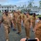 Plt. Bupati Mimika, Johannes Rettob saat memeriksa pasukan pada apel pagi di pelataran Kantor Pusat Pemerintahan Kabupaten Mimika, Senin (3/6/2024). (Foto: Galeri Papua/Moh. Wahyu Welerubun)