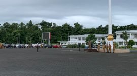 Plt Bupati Mimika Johannes Rettob saat memimpin apel gabungan di pelataran Kantor Pusat Pemerintahan Kabupaten Mimika. (Foto: Galeri Papua/Moh. Wahyu Welerubun)