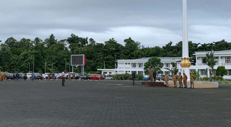 Plt Bupati Mimika Johannes Rettob saat memimpin apel gabungan di pelataran Kantor Pusat Pemerintahan Kabupaten Mimika. (Foto: Galeri Papua/Moh. Wahyu Welerubun)