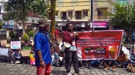 Sejumlah pelajar yang tergabung dalam Solidaritas Generasi Peduli Pendidikan di Kabupaten Mimika melakukan demonstrasi di Kantor YPMAK. (Foto: Galeri Papua/Jefri Manehat)