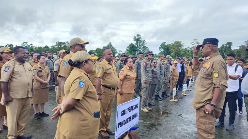 Plt Bupati Mimika, Johannes Rettob saat memeriksa barisan ASN pada saat apel pagi di puspem Kabupaten Mimika, Senin Pagi. (Foto: Istimewa)