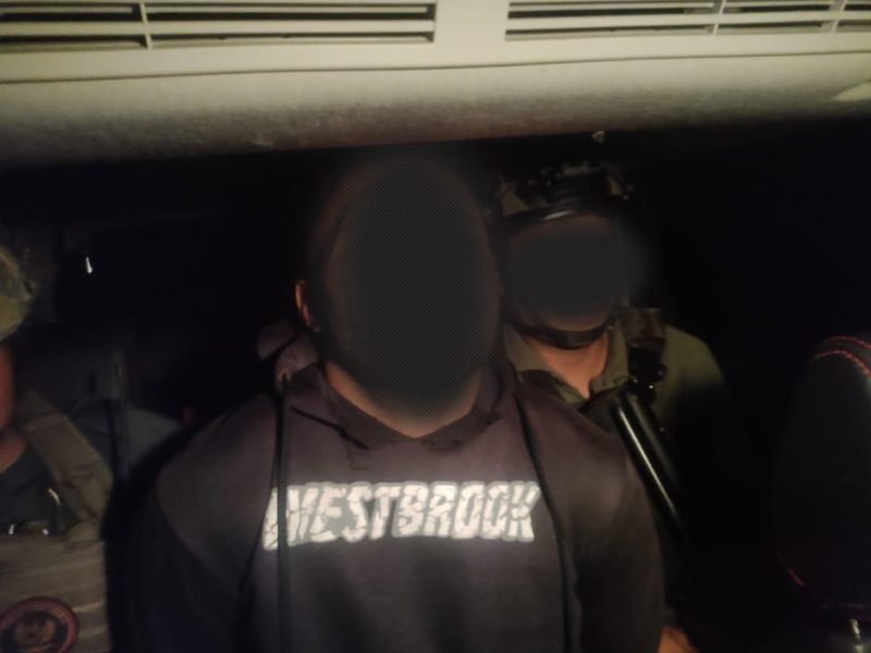 MO, pelaku jual beli senjata api dibekuk polisi di Distrik Depapre, Kabupaten Jayapura, Papua, Senin (3/6/2024).  (Foto: Istimewa/Satgas Humas Damai Cartenz)