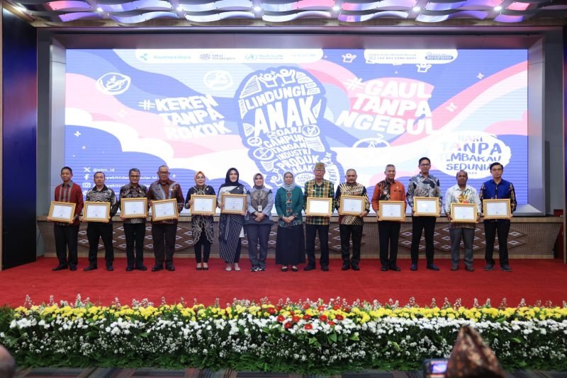Penerimaan piagam penghargaan Paramesti 2024 dalam acara puncak Hari Tanpa Tembakau Sedunia di di Jakarta, Selasa (04/06/2024). (Foto: Istimewa/Humas Pemkab Mappi)