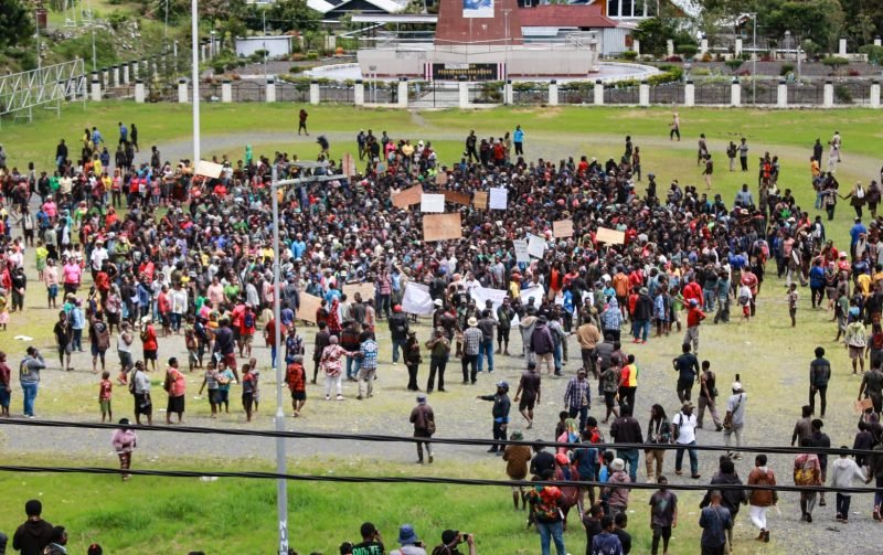 Tampak ribuan masyarakat Puncak Jaya berkumpul untuk melakukan aksi demo menuntut penambahan kuota dan prioritaskan orang asli Papua dalam penerimaan CPNS 2024. (Foto: Istimewa/Dinas Kominfo Puncak Jaya)