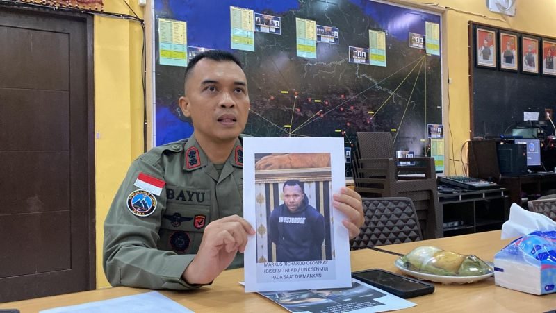 Kasatgas Humas Ops Damai Cartenz 2024, AKBP Bayu Suseno, menunjukkan foto MO, penyuplai senjata api ke KKB Papua. (Foto: Istimewa/Satgas Humas Damai Cartenz)