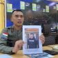Kasatgas Humas Ops Damai Cartenz 2024, AKBP Bayu Suseno, menunjukkan foto MO, penyuplai senjata api ke KKB Papua. (Foto: Istimewa/Satgas Humas Damai Cartenz)