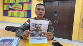 Kasatgas Humas Ops Damai Cartenz 2024, AKBP Bayu Suseno, menunjukkan foto PO, kakek pemasok senjata api di Jayapura. (Foto: Istimewa/Satgas Humas Damai Cartenz)