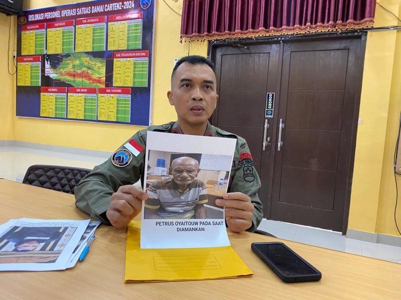 Kasatgas Humas Ops Damai Cartenz 2024, AKBP Bayu Suseno, menunjukkan foto PO, kakek pemasok senjata api di Jayapura. (Foto: Istimewa/Satgas Humas Damai Cartenz)