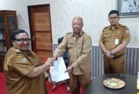 Pj Gubernur Papua Tengah serahkan SK Plh kepada Barnabas Habel Yoteni. (Foto: Istimewa)