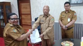 Pj Gubernur Papua Tengah serahkan SK Plh kepada Barnabas Habel Yoteni. (Foto: Istimewa)