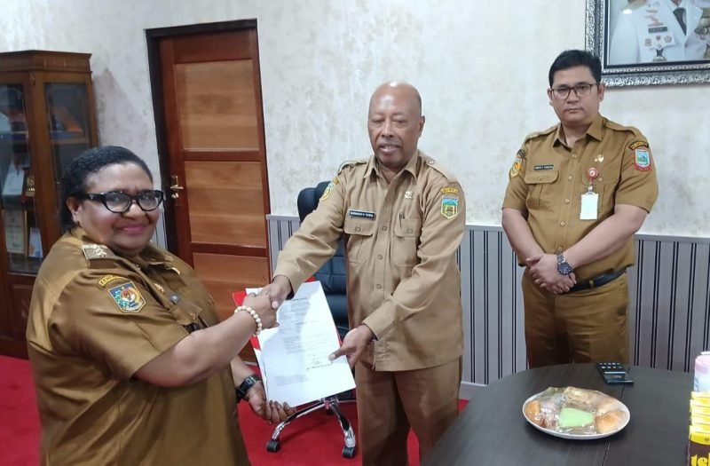 Pj Gubernur Papua Tengah serahkan SK Plh kepada Barnabas Habel Yoteni. (Foto: Istimewa)