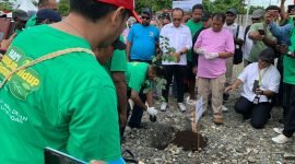 Momen penanaman pohon pada peringatan Hari Lingkungan Hidup Sedunia di Jalan WR Supratman, Mimika, Papua Tengah, Rabu (5/6/2024). (Foto: Galeri Papua/Moh. Wahyu Welerubun)